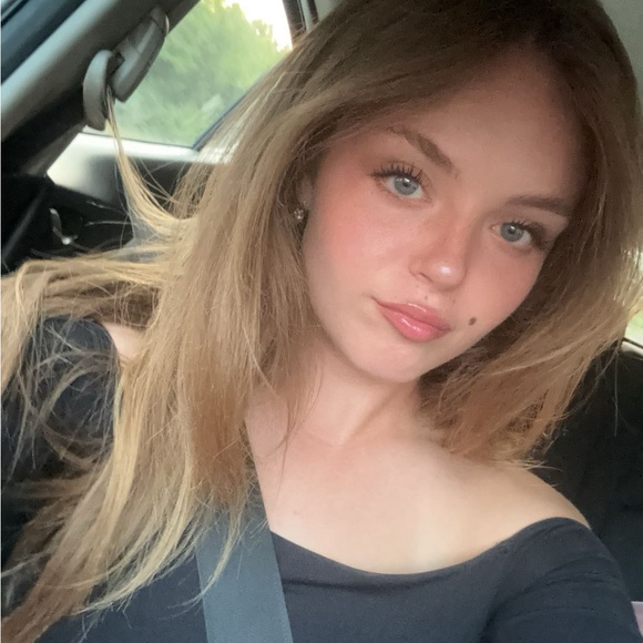 Meet your Posher, Cali - Picture 1 of 1